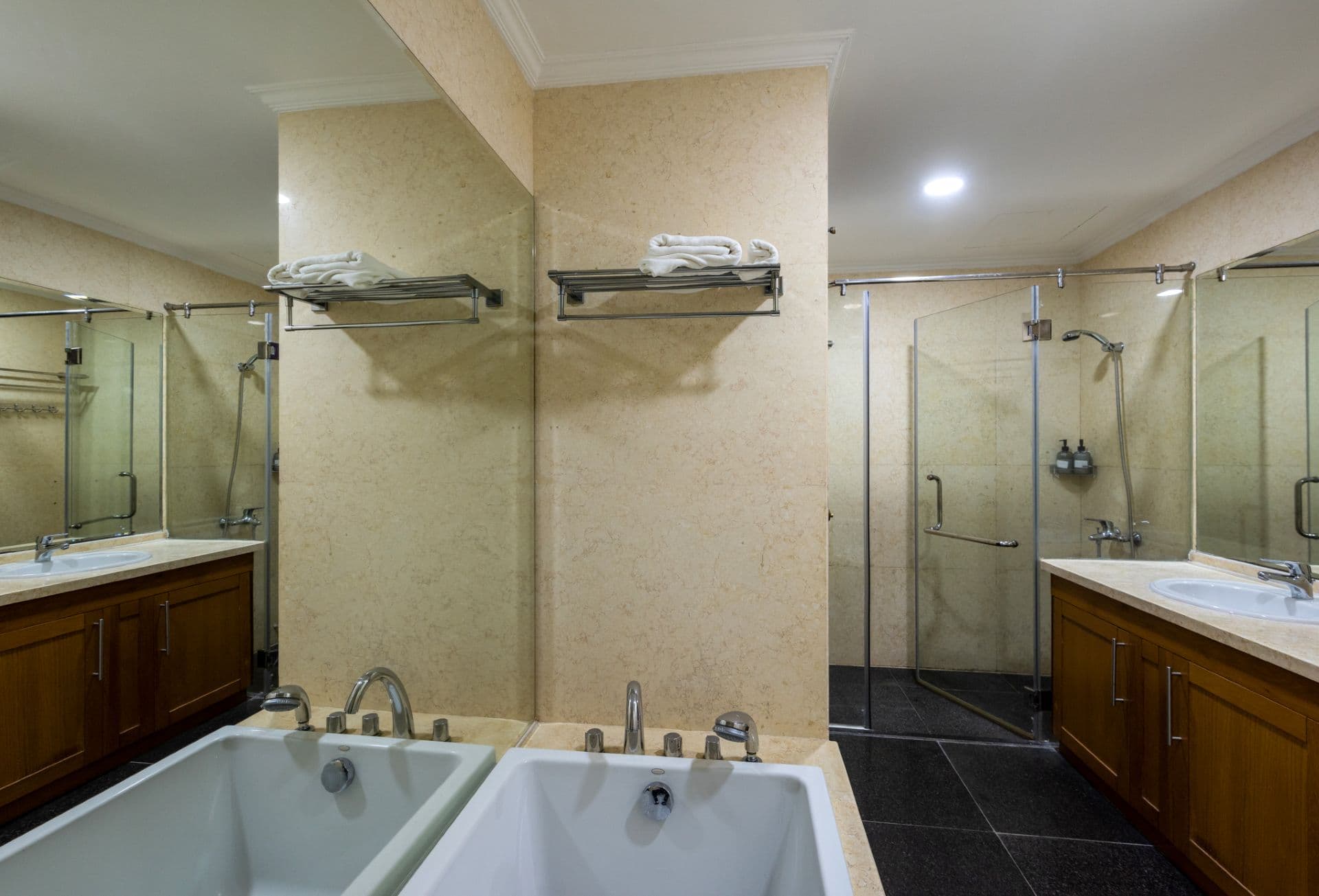Cho thuê Homestay Royal City 2 Phòng Ngủ